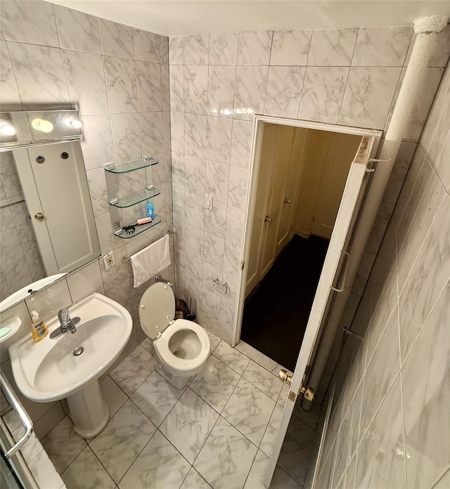 105-24 64 Unit 4L, Forest Hills, NY 11375 - bathroom with tile walls, toilet, a sink, and marble look tiles