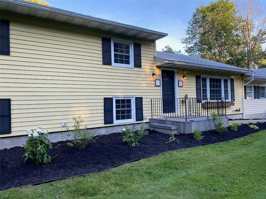 323 Harris Rd, Monticello, NY 12701 - split level home with a front yard