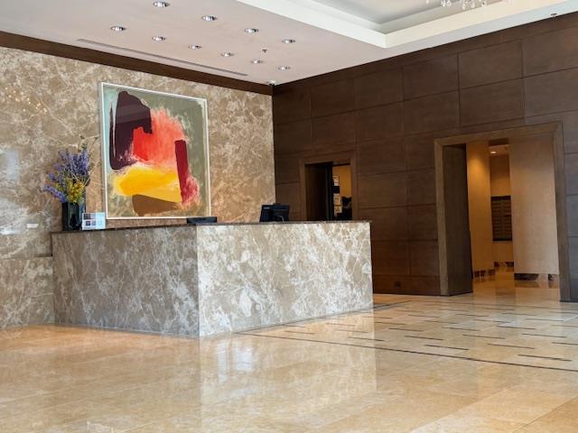 5 Renaissance Sq Unit 17B, White Plains, NY 10601 - reception featuring crown molding