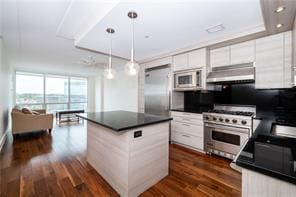 5 Renaissance Sq Unit 17B, White Plains, NY 10601 - photo 7