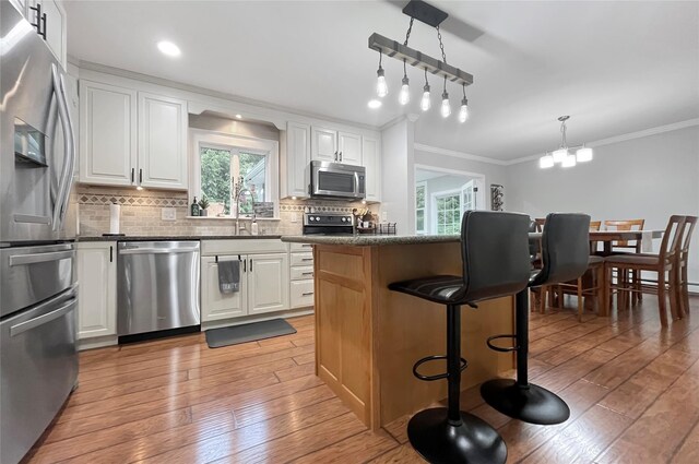 20 Shale Dr, Wappingers Falls, NY 12590 - kitchen featuring stainless steel appliances, plenty of natural light, light wood-style floors, crown molding, and recessed lighting