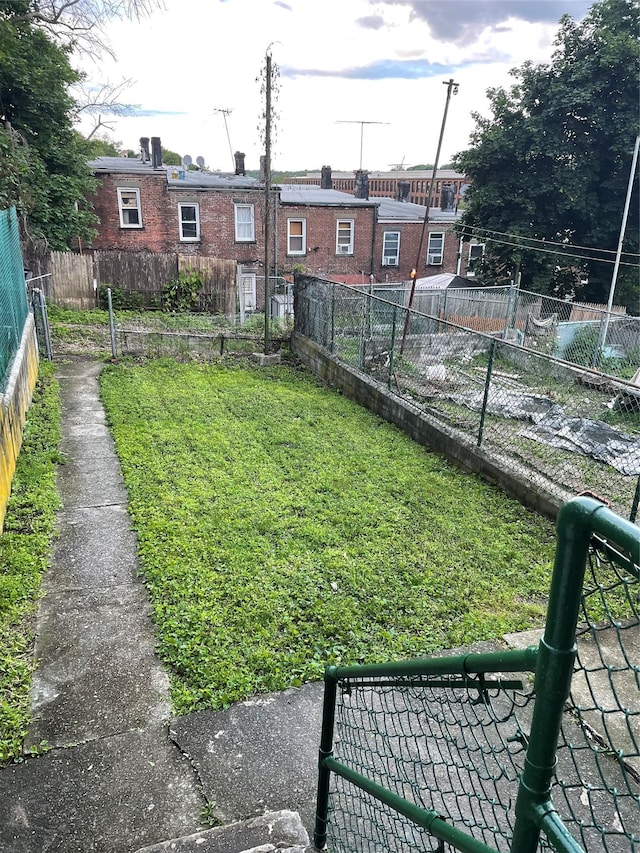 32 Moquette Row S, Yonkers, NY 10703 - view of yard