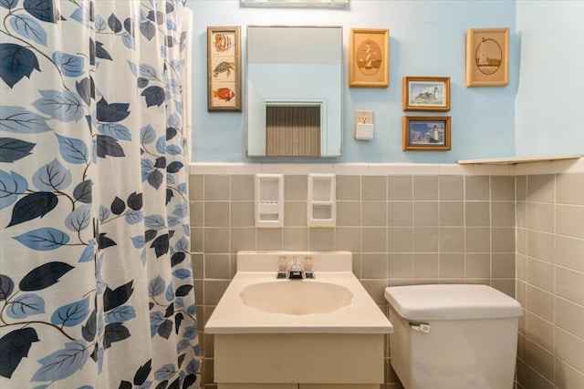 31-90 140th St Unit 3K, Flushing, NY 11354 - full bath featuring tile walls, toilet, vanity, and a shower with curtain