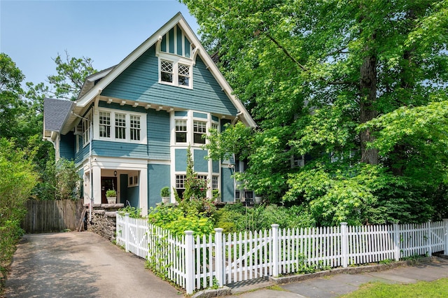 305 Park Hill Ave, Yonkers, NY 10705 - view of front facade with a fenced front yard
