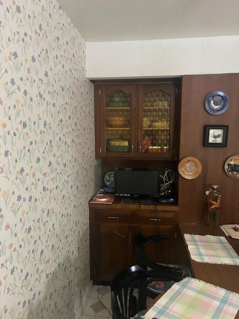 5 Estelle Rd, Poughkeepsie, NY 12601 - bar featuring wallpapered walls