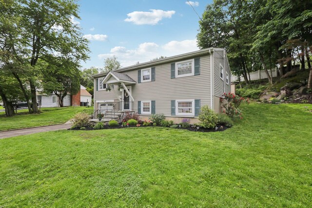 32 Meadow Rd, Montrose, NY 10567 - view of front of property featuring a front yard