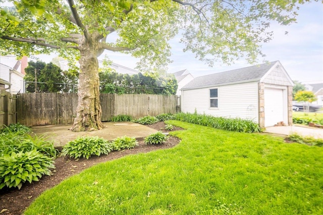 139 Euston Rd S, West Hempstead, NY 11552 - view of yard featuring an outbuilding