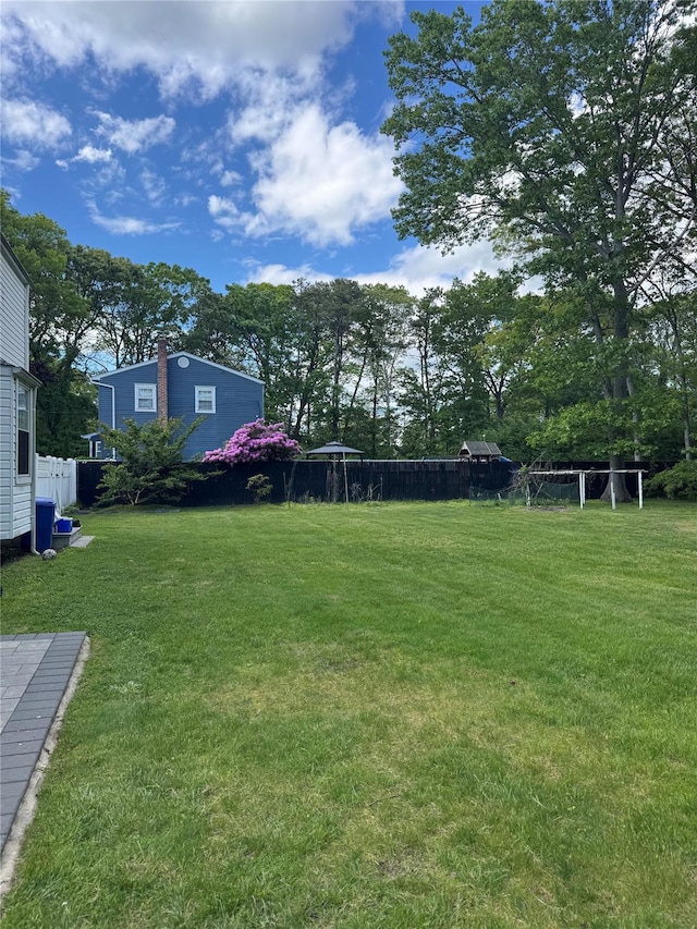 2337 Sycamore Ave, Ronkonkoma, NY 11779 - view of yard