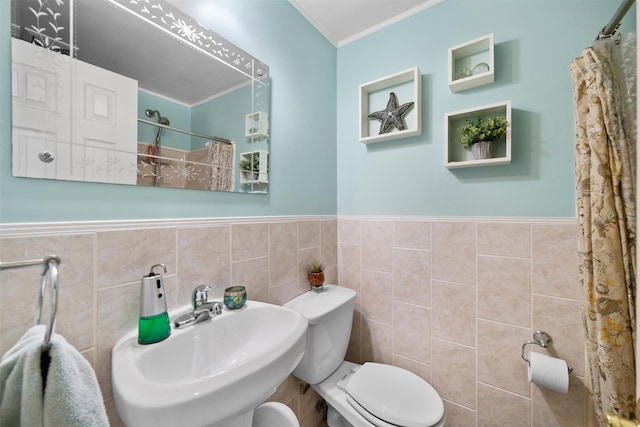 1370 Kearney Ave, Bronx, NY 10465 - full bath featuring a sink, toilet, crown molding, a shower with shower curtain, and tile walls