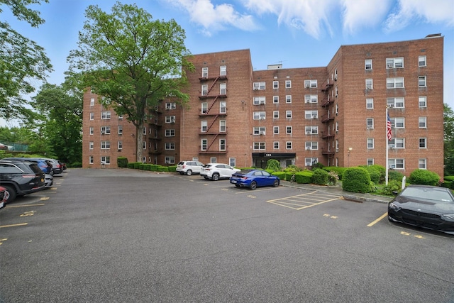 682 Tuckahoe Rd Unit 1A, Yonkers, NY 10710 - view of apartment building / complex with uncovered parking