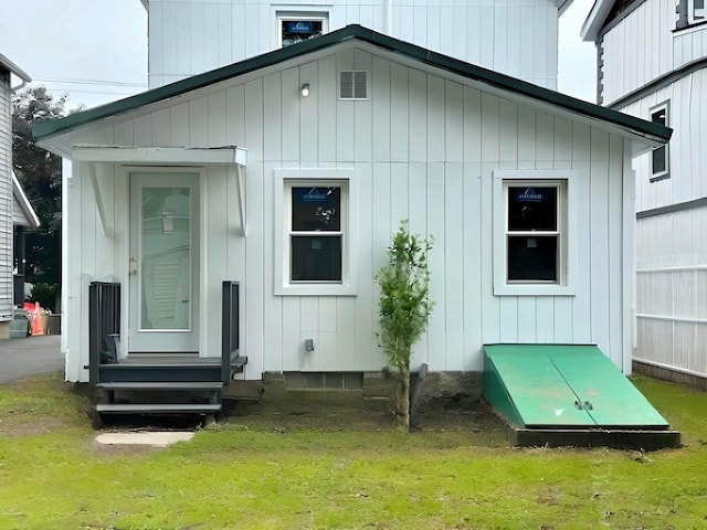 140 Ball St, Port Jervis, NY 12771 - rear view of property featuring a yard