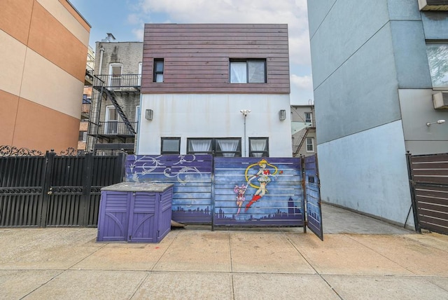 520 Meeker Ave, Brooklyn, NY 11222 - view of patio featuring a gate