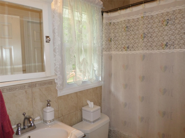 17 Johanna Ln, Monsey, NY 10952 - bathroom with toilet, a sink, a shower with shower curtain, and backsplash