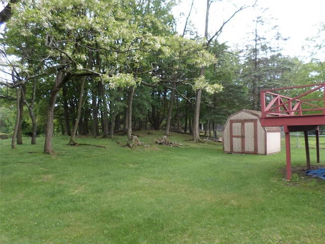17 Johanna Ln, Monsey, NY 10952 - view of grassy yard featuring a wooden deck