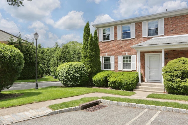 554 Kensico Ct, Suffern, NY 10901 - view of front of property featuring brick siding and a front yard