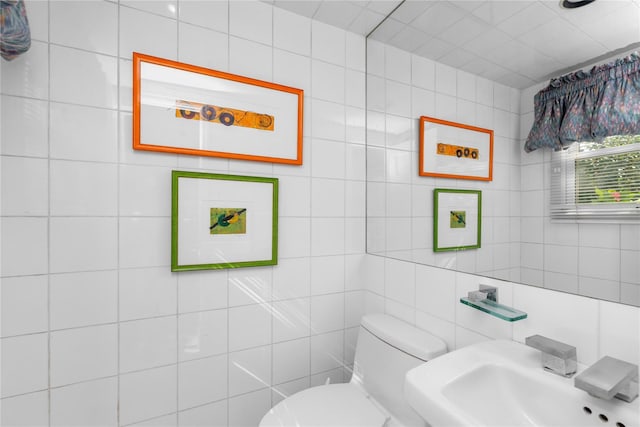 5 Seaview Ln, Port Washington, NY 11050 - half bath with tile walls, toilet, and a sink