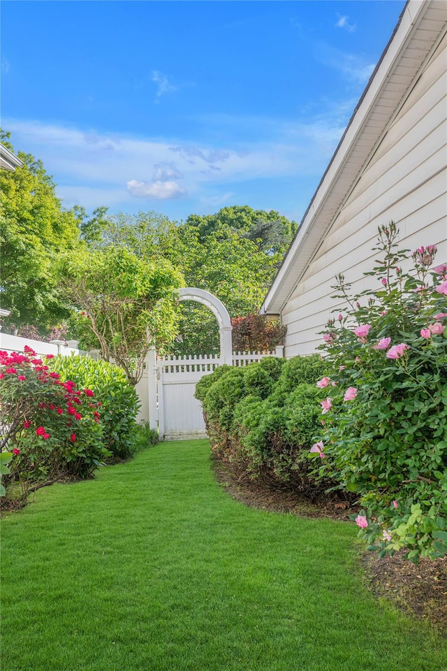 5 Seaview Ln, Port Washington, NY 11050 - view of yard
