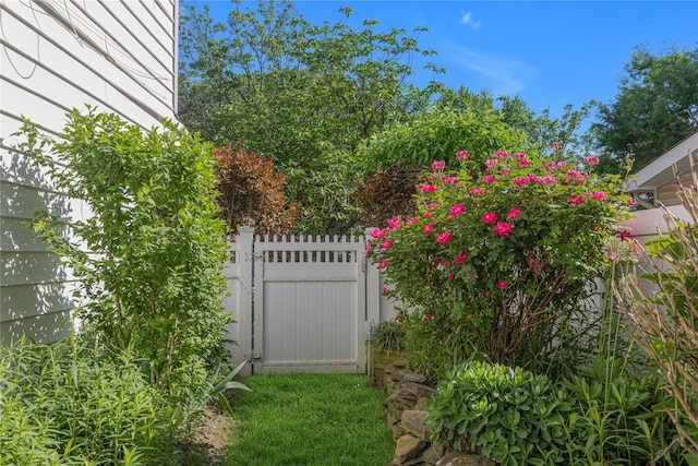 5 Seaview Ln, Port Washington, NY 11050 - view of yard with a gate