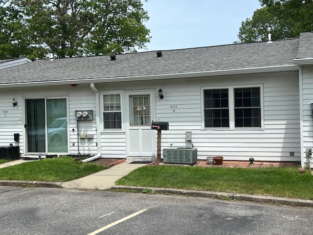 404B Woodbridge Dr Unit 404B, Ridge, NY 11961 - ranch-style house featuring cooling unit, a shingled roof, and uncovered parking
