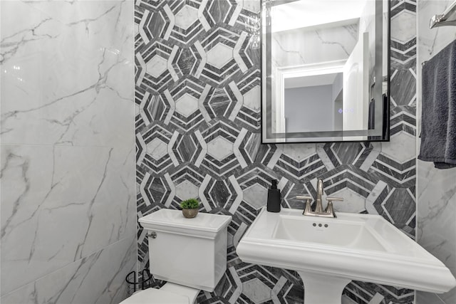 16 Sands Ct, Port Washington, NY 11050 - bathroom featuring toilet, a sink, and tile walls