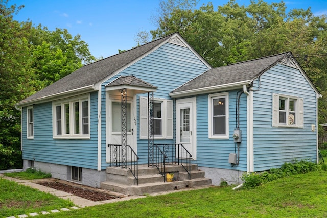 221 Kings Ferry Rd, Verplanck, NY 10596 - bungalow-style home featuring a front yard and roof with shingles