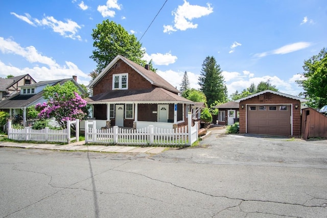 7 Lake St, Monticello, NY 12701 - view of front of home featuring a fenced front yard, a porch, a garage, and roof with shingles