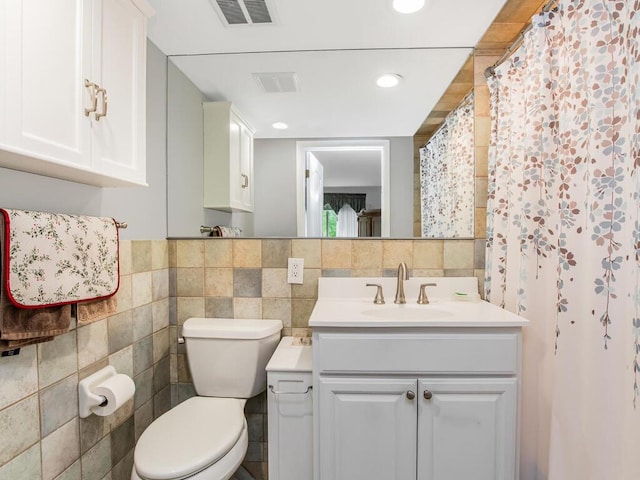 143 Flintlock Way Unit D, Yorktown Heights, NY 10598 - full bath featuring tile walls, vanity, toilet, curtained shower, and recessed lighting