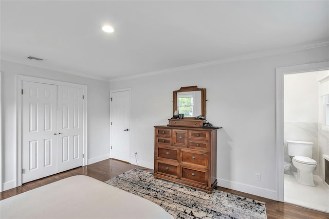 45 Pool Dr, Roslyn, NY 11576 - bedroom featuring wood finished floors, a closet, ornamental molding, baseboards, and ensuite bath
