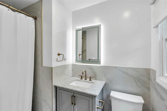 45 Pool Dr, Roslyn, NY 11576 - full bath featuring tile walls, toilet, vanity, a wainscoted wall, and a shower with curtain
