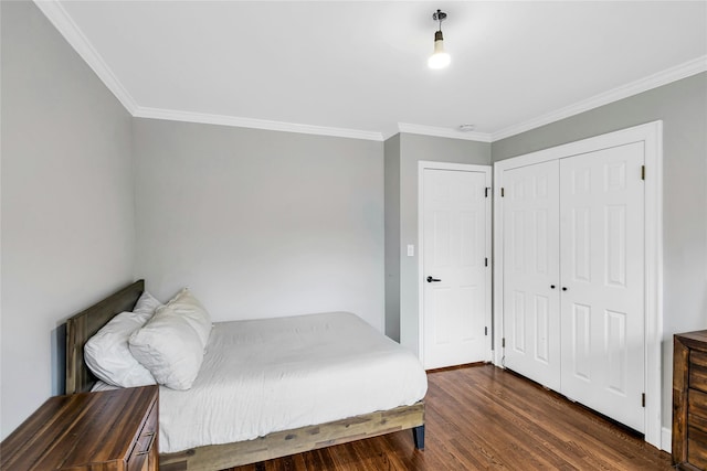 45 Pool Dr, Roslyn, NY 11576 - bedroom with wood finished floors, crown molding, and a closet