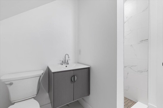 559 Linda Ln, Woodmere, NY 11598 - bathroom with toilet, vanity, and tiled shower