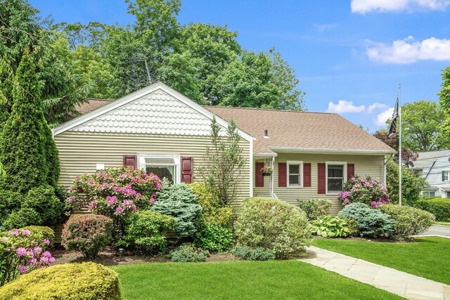114 Longview Ave, White Plains, NY 10605 - view of front facade featuring a front lawn