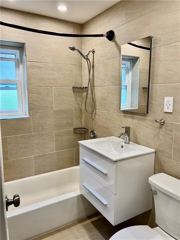 330 S Broadway Unit E2, Tarrytown, NY 10591 - full bath featuring toilet, vanity, shower / washtub combination, and tile walls
