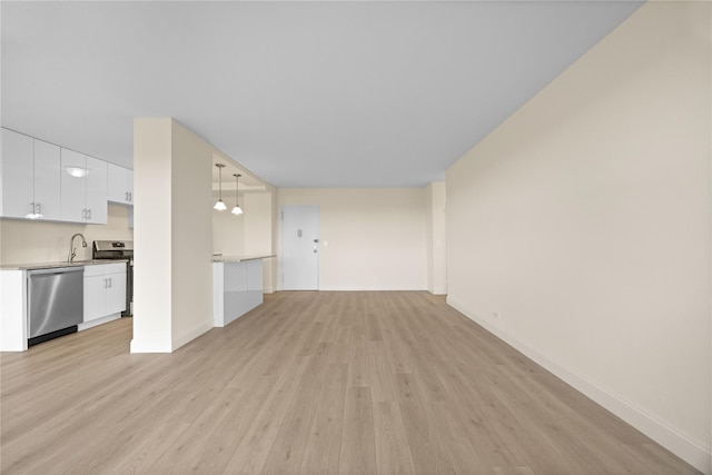 875 Morrison Ave Unit 6E, Bronx, NY 10473 - unfurnished living room featuring light wood-style floors, baseboards, and a sink