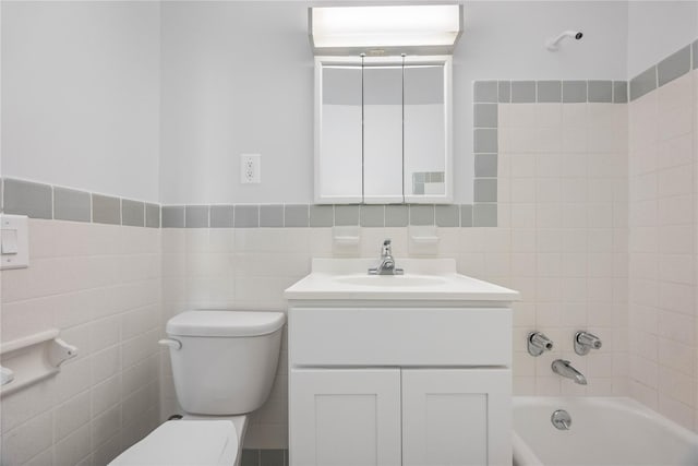 875 Morrison Ave Unit 6E, Bronx, NY 10473 - full bathroom with tile walls, toilet, a bath, and vanity