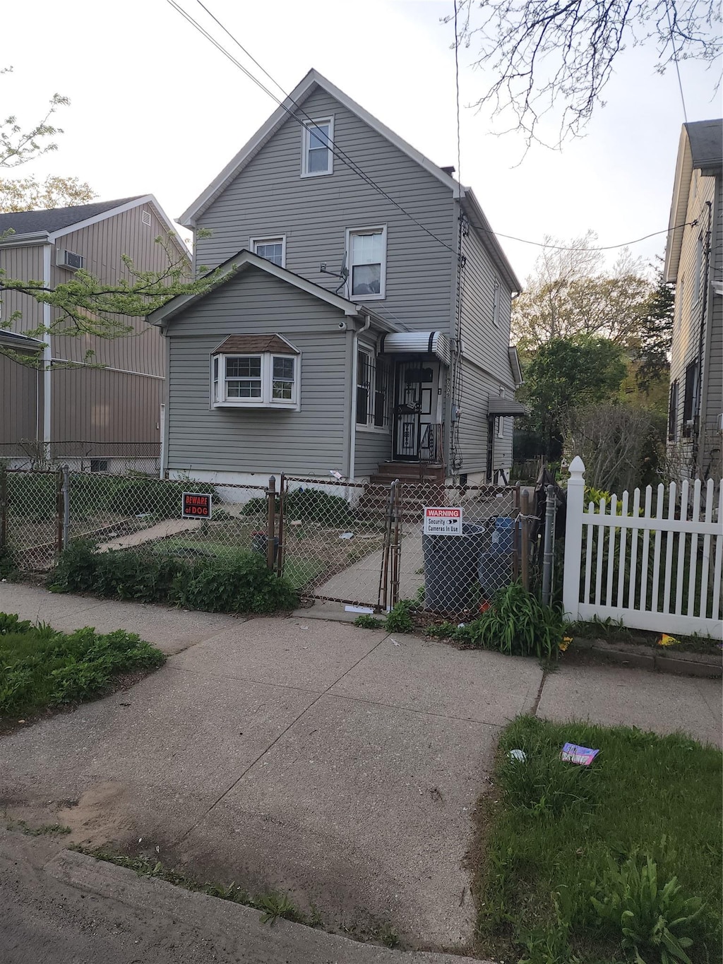 19009 122nd Ave, Springfield Gardens, NY 11413 - view of front of home featuring a gate and a fenced front yard