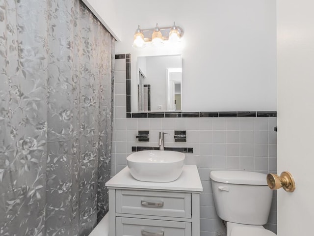 5550 Fieldston Rd Unit 8D, Bronx, NY 10471 - full bath featuring vanity, toilet, tile walls, and a shower with curtain