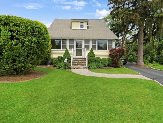 26 Van Nostrand Pl, Nanuet, NY 10954 - bungalow with a front lawn, a sunroom, and roof with shingles