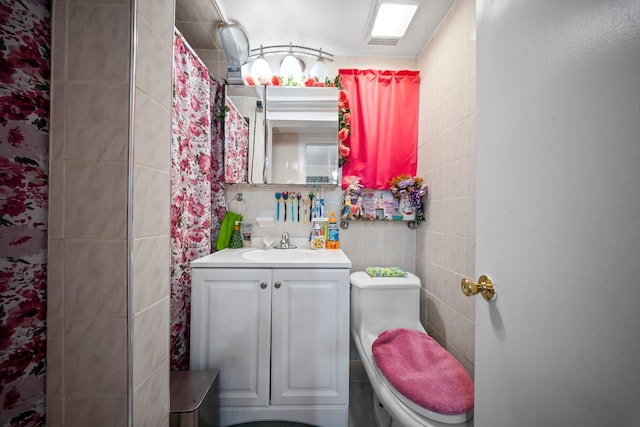 8564 79th St, Woodhaven, NY 11421 - full bath featuring toilet, vanity, and tile walls