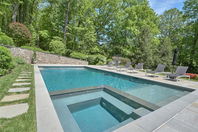 93 Haights Cross Rd, Chappaqua, NY 10514 - outdoor pool featuring an in-ground hot tub and a patio