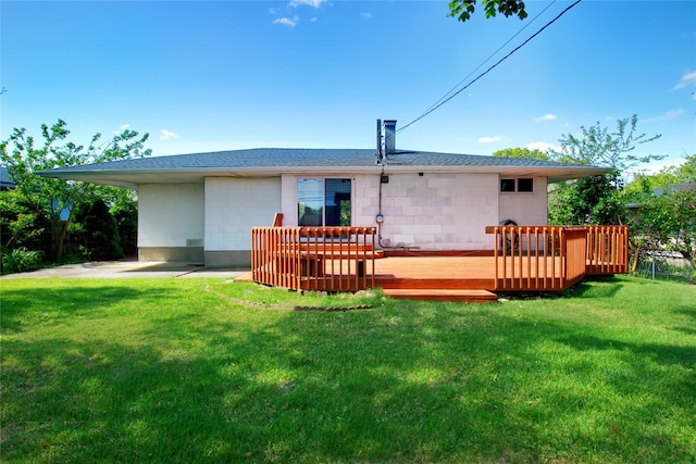21 Rita Cres, Commack, NY 11725 - rear view of property featuring a yard, a shingled roof, and a wooden deck