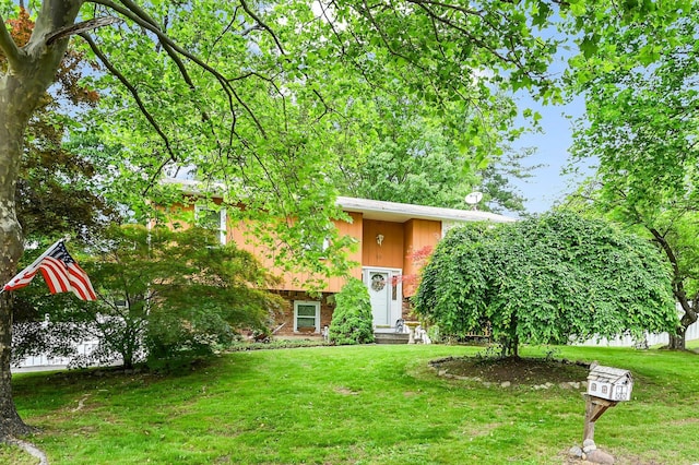10 Catawba Dr, West Nyack, NY 10994 - view of front of home with a front yard