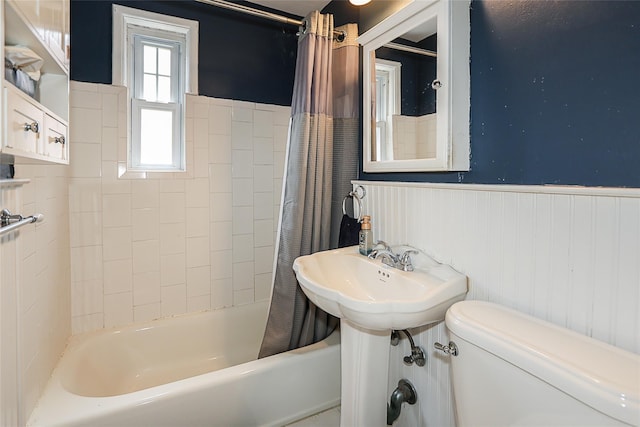 200 N Village Ave Unit D5, Rockville Centre, NY 11570 - full bath featuring toilet, wainscoting, and shower / bathtub combination with curtain