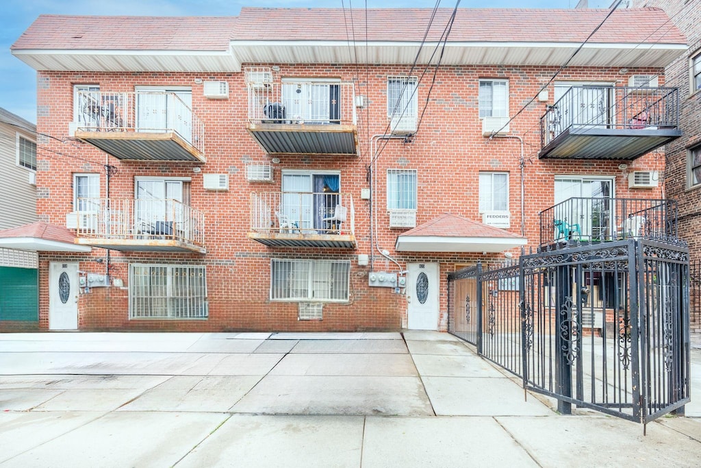 823 E 218th St, Bronx, NY 10467 - view of property