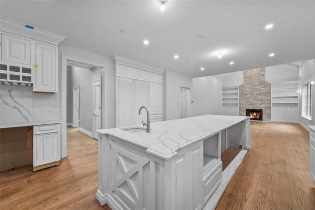3 Hageman Ct, Katonah, NY 10536 - kitchen with a sink, white cabinetry, light wood finished floors, a large island with sink, and recessed lighting
