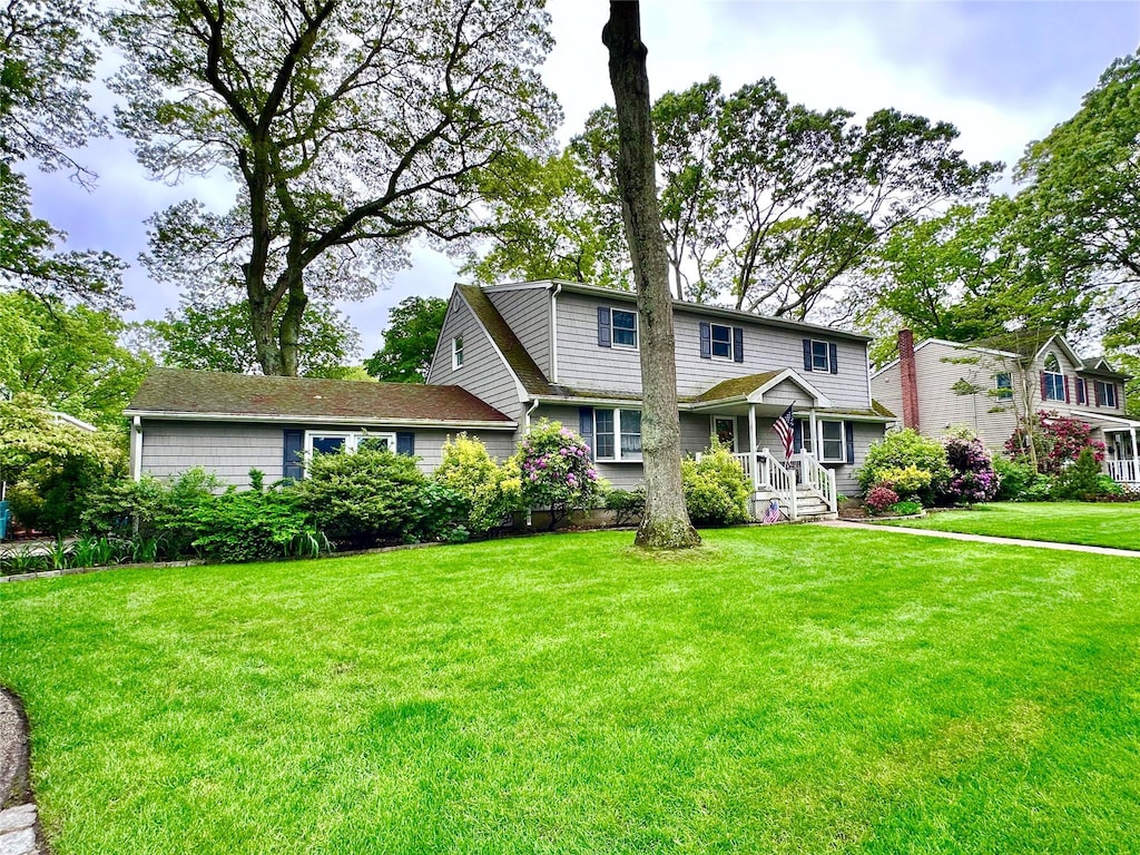 1134 Jefferson Ave, West Islip, NY 11795 - traditional-style house featuring a front yard