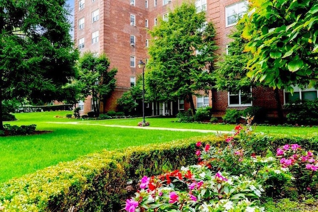 90 Bryant Ave Unit F3D, White Plains, NY 10605 - view of property's community with a lawn
