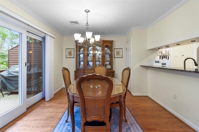 8 Knoll Vw, Ossining, NY 10562 - dining room with a chandelier, light wood-type flooring, ornamental molding, and baseboards