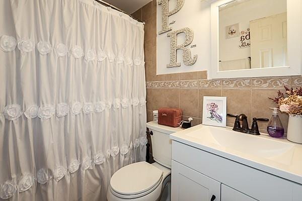 2449 Union Blvd Unit 24A, Islip, NY 11751 - bathroom featuring toilet, vanity, tile walls, and a shower with curtain