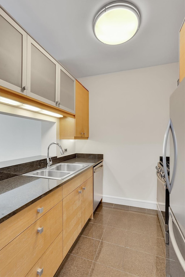 120 Riverside Blvd Unit 10T, New York Manhattan, NY 10069 - kitchen featuring a sink, stainless steel appliances, dark countertops, and baseboards